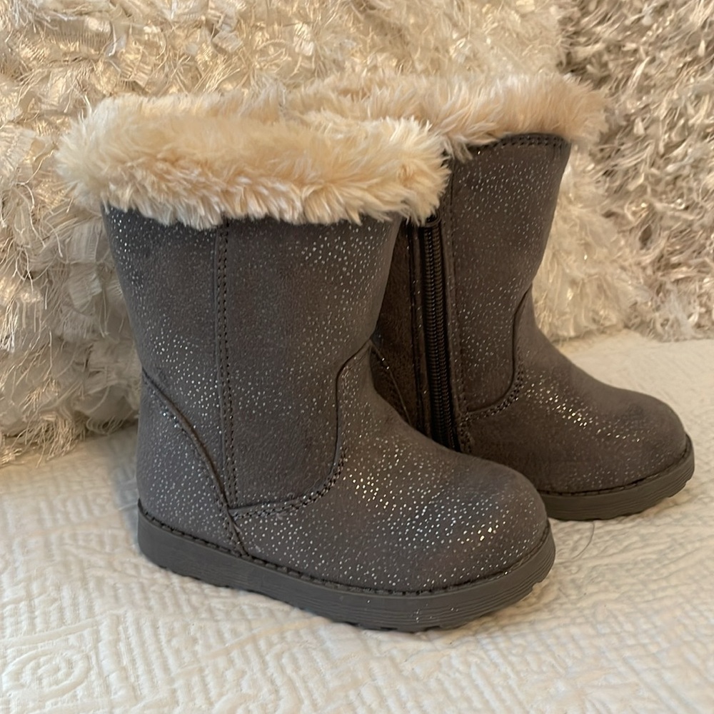 Cat & Jack EUC, Gray & Sparkly Silver Toddler size 6. Faux fur lined, zipper.